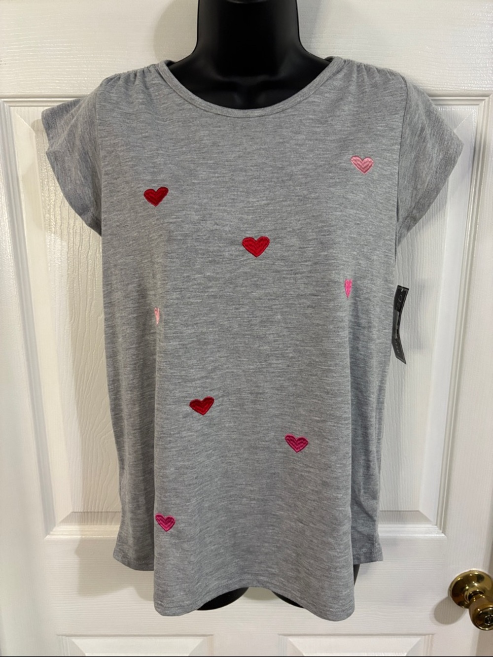 Vintage Rose gray short sleeved tee with hearts. Size Large, NWT.